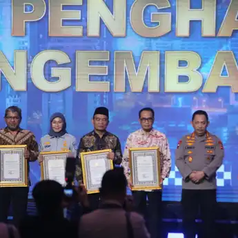Sukses Koordinasikan Mudik Lebaran 2024, Menko PMK Terima Penghargaan dari Korlantas Polri