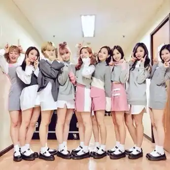 Lirik Lagu 'Look At Me' - TWICE dengan Terjemahan, Viral di TikTok