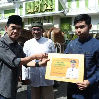 Pemkot Serahkan 41 Ekor Sapi Ke Masyarakat