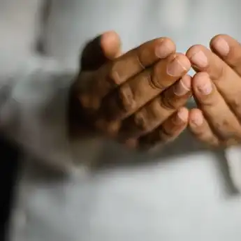 3 Contoh Doa Malam Tirakatan 17 Agustus 2025, Singkat Tapi Penuh Haru