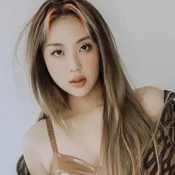 Lirik Lagu Unknown Guy - Lee Youngji, dengan Terjemahan Indonesia dan Inggris