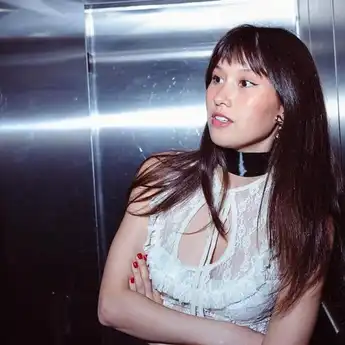 Berikut Ini Lirik Lagu '4 Foot 2' yang Dinyanyikan oleh Juliet Ivy