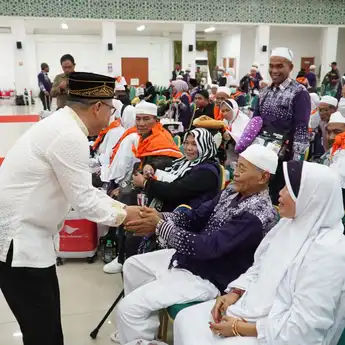 Makmur Marbun Sambut Kedatangan 141 Jamaah Haji Kabupaten PPU Tahun 2024.