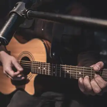 Chord Gitar dan Lirik Lagu Berlari yang Dipopulerkan Oleh Bernadya