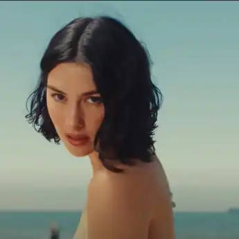 Lirik Lagu 'Death Wish' – Gracie Abrams, dengan Terjemahannya