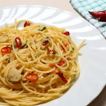 Resep Spaghetti Aglio Olio: Sensasi Pedas Gurih yang Menggoda Selera