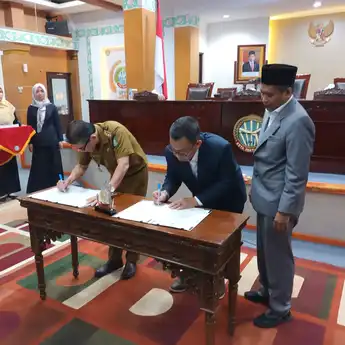 Ani Sofian Sampaikan Pendapat Akhir Terhadap Raperda Kota Pontianak
