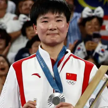 Profil He Bingjiao, Peraih Medali Perak Olimpiade Paris 2024 yang Gantung Raket