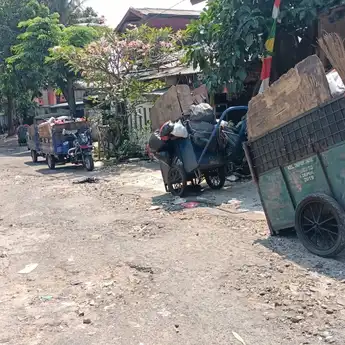 Petugas Kebersihan Tinggalkan Gerobak Sampah di Tempat Pembuangan Sampah Depok Jaya