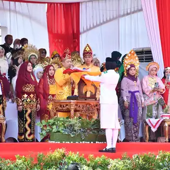 HUT ke-79 RI di Balai Kota Banjarmasin Diwarnai Pakaian Adat Nusantara
