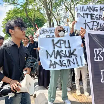 Dugaan Ijazah Palsu Caleg, Massa Gelar Demo di Depan Gedung KPU Kalsel
