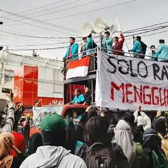 Kawal Putusan MK, Seribu Mahasiswa Unjuk Rasa Depan Balaikota Solo
