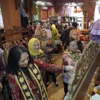 Promosi Kerajinan Sumsel di Kriya Sriwijaya, Melza Elen Setiadi Sambut Kunjungan DWP Kemenkeu RI