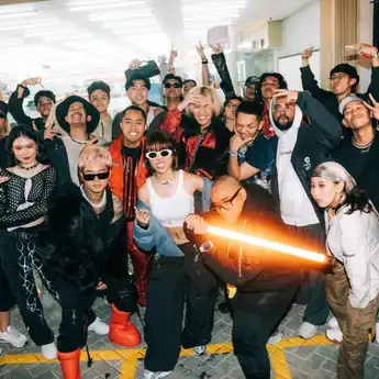 Lirik Lagu Team Tomodachi Versi Indonesia Ramengvrl dkk, Lagi Viral