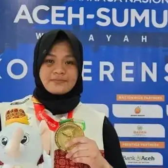 Lifter Angkat Besi Indah Afriza Persembahkan Medali Emas Pertama untuk Sumsel di PON Aceh-Sumut 2024