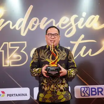 Makmur Marbun Terima Penghargaan pada Peringatan HUT ke-13 Kompas TV