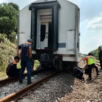 Kereta Commuter Line Walahar Anjlok, Perjalanan KA Sempat Terganggu