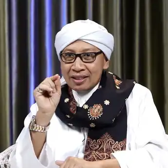 Hukum Mengambil Amalan dari Sosial Media, Ini Kata Buya Yahya
