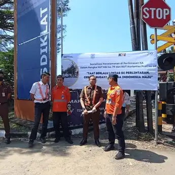 Gandeng Korlantas, KAI Kembali Imbau Warga Untuk Disiplin Saat Melintasi Perlintasan Sebidang
