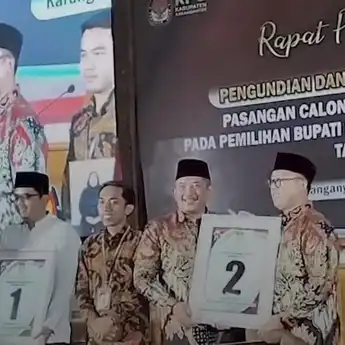 Pilkada Karanganyar, Ilyas-Tri Nomor Urut 1, Rober-Adhe Nomor Urut 2