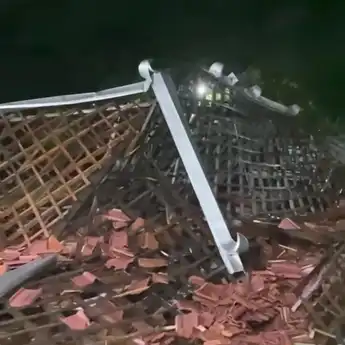 Hujan Disertai Angin, Pendopo dan Tenda Warung di Klaten Ambruk