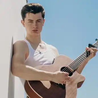 Lirik Lagu 'I Think They Call This Love' - Elliot James Reay