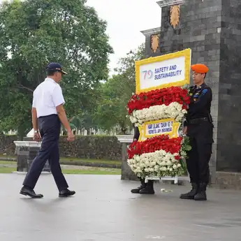 Rangkaian HUT KAI Ke 79, Jajaran Direksi KAI Tabur Bunga Di TMP Cikutra Bandung