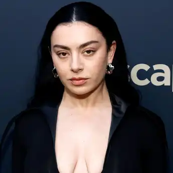 Lirik Lagu 'Apple' - Charli XCX, Lagi Viral di TikTok