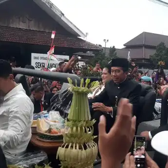 Meriah, Tarian Tradisional Hiasi Penyambutan Jokowi di Colomadu