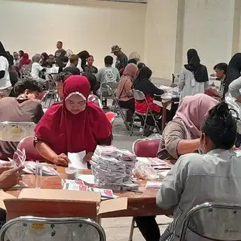 Upah Sesuai UMR, 120 Petugas Lipat Surat Suara Pilkada Klaten