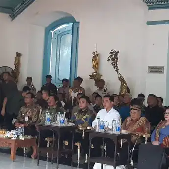 Gibran Hadiri Aktivasi Penataan Alun-alun Solo, Warga Sambut Antusias