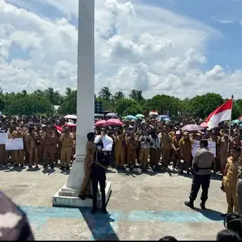 Aksi Damai Ratusan Kades dan Perangkat Desa Talaud Tuntut Siltap Tak Terbayarkan Selama 7 Bulan