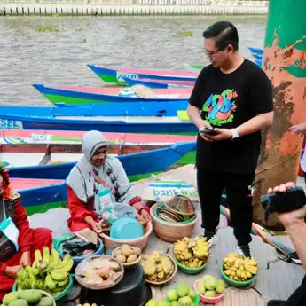 Lebih Mudah, Belanja di Pasar Terapung Banjarmasin Sudah Pakai QRIS