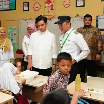 Wapres Gibran Rakabuming Raka Tinjau Program Makan Bergizi Gratis di Maros