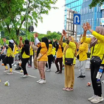 Bertabur Hadiah, Ratusan Orang Antusias Ikut Senam Sehat Golkar Kalsel