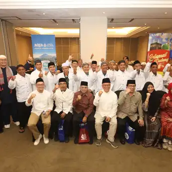 Aqua dan Dewan Mesjid Indonesia Berangkatkan Para Marbot Umroh
