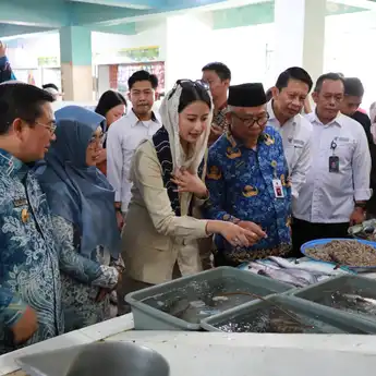 Wamendag RI Bagikan 50 Timbangan Digital di Pasar Pandu Banjarmasin
