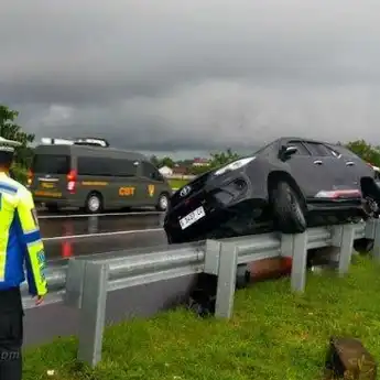 Kecelakaan Tunggal di Tol Solo-Ngawi, Fortuner Nyangkut di Pembatas