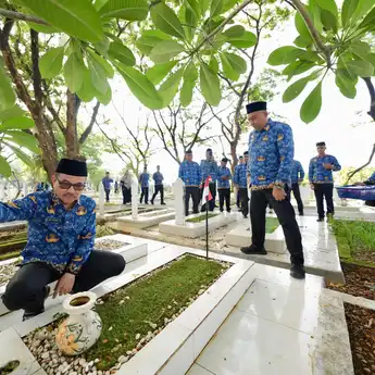 Sambut HUT KORPRI ke-53: Sekda Sulsel Jufri Rahman Ziarah ke TMP Panaikang 