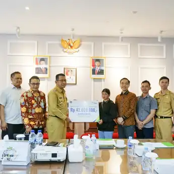 Gutmen Serahkan Bantuan BPJS Ketenagakerjaan Kepada Petugas Badan Ad Hoc Pilkada 2024 