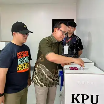 Nyoblos di TPS 12 Sungai Raya Dalam, Sujiwo Optimis Yakin Menang Pilkada Kubu Raya