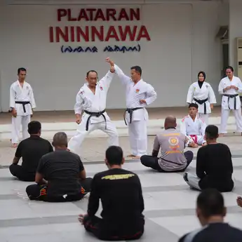 Pj Gubernur Sulsel Latih ASN dan Satpol PP Karate untuk Jaga Kebugaran