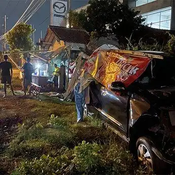 Mobil Hantam Angkringan di Kartasura, Sopir Meninggal Usai Dievakuasi