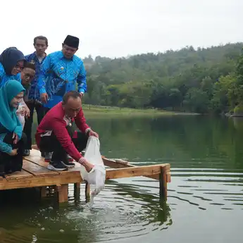 Pj Gubernur Sulsel Dorong Ketahanan Pangan melalui Bantuan Perikanan Gratis