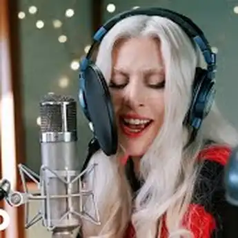 Lirik Lagu 'Santa Claus Is Coming to Town' - Lady Gaga dan Makna Lagunya