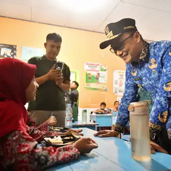 Pj Gubernur Sulsel Tinjau Simulasi Makan Siang Bergizi Gratis di Takalar