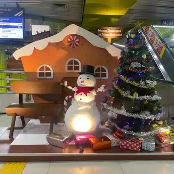 Liburan Nataru Naik Kereta Api Semakin Berkesan, Daop 1 Jakarta Hias Stasiun Gambir dan Pasarsenen Dengan Ornamen Tematik Natal