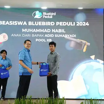 Bluebird Salurkan 64.000 Beasiswa ke Anak Keluarga Besar Bluebird