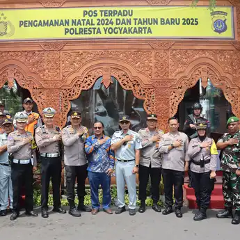 Para Pejabat Polda DIY dan Kompolnas Tinjau Kesiapan Pengamanan Nataru di Pantai Parangtritis dan Teteg Malioboro
