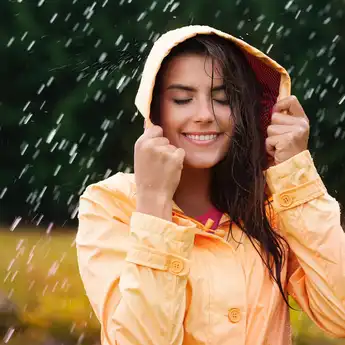 Perawatan Kulit yang Tepat di Musim Hujan: Tips Merawat Kulit Tetap Sehat dan Terhidrasi